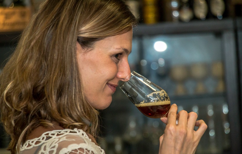 Segundo Kathia Zanatta, é importante apreciar as notas olfativas da cerveja antes de tomá-la (Foto: Caio Ciuccio/Editora Globo)