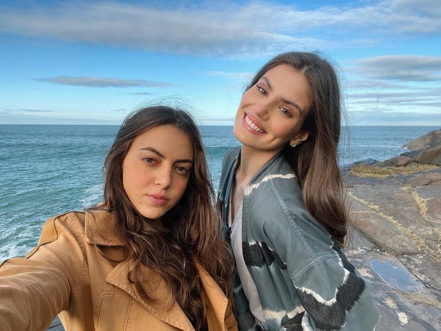 Caroline Queiroz e Camila Queiroz (Foto: Reprodução/Instagram)