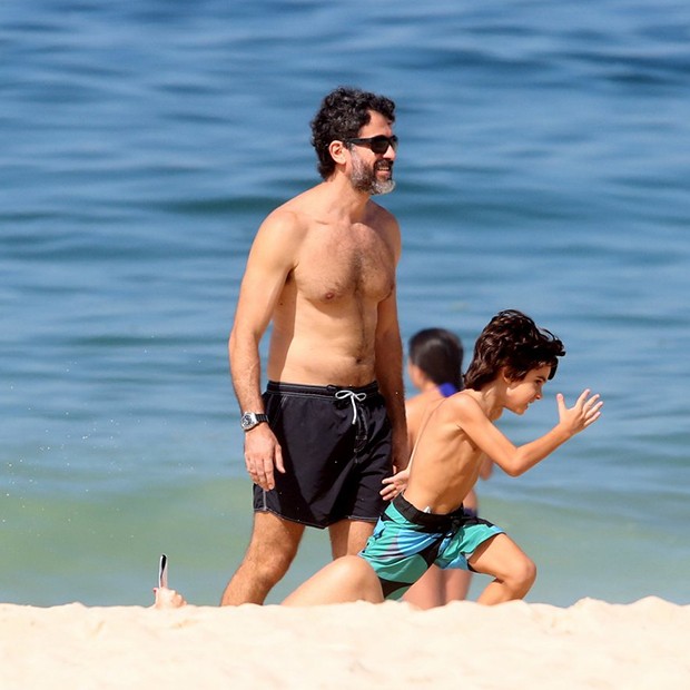 Eriberto Leão com o filho, João, na Praia de Ipanema (Foto: AgNews)