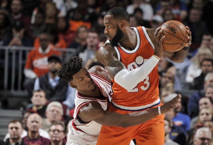 Jimmy Butler, do Chicago Bulls, e LeBron James, do Cleveland Cavaliers, disputam lance (Foto: Getty Images)