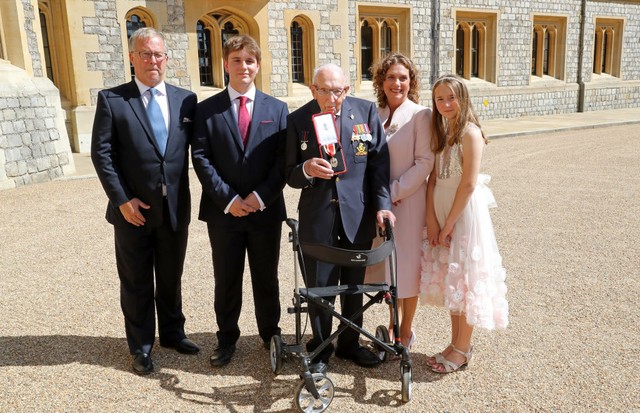 WINDSOR, ENGLAND - JULY 17: Captain Sir Thomas Moore poses with his family after being awarded with the insignia of Knight Bachelor by Queen Elizabeth II at Windsor Castle on July 17, 2020 in Windsor, England. British World War II veteran Captain Tom Moor (Foto: Getty Images)