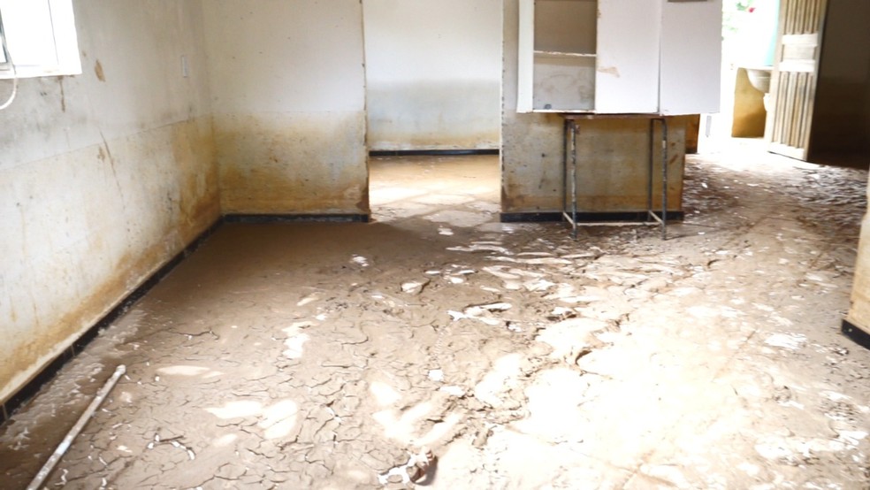 Moradores de Vereda contabilizam prejuízos de casas invadidas pela chuva na Bahia — Foto: Paulo Oliveira/g1