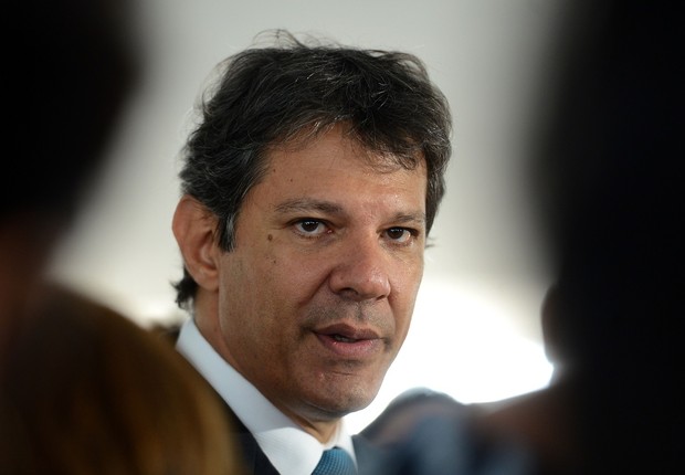 O prefeito de São Paulo, Fernando Haddad , concede entrevista a jornalistas em janeiro de 2015 (Foto: Wilson Dias/Agência Brasil)