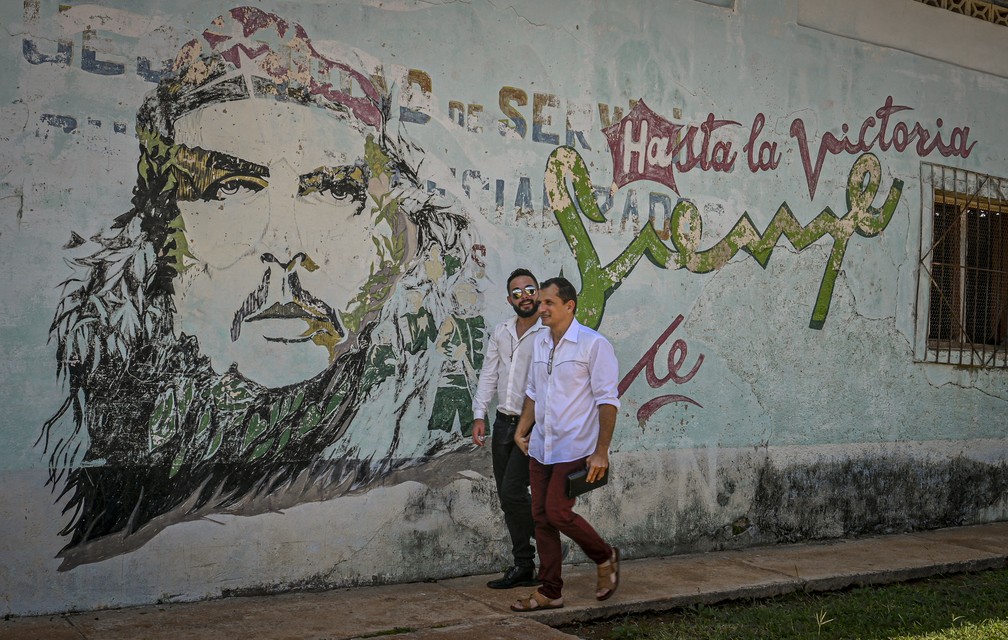 Adiel Gonzalez e Lázaro Gonzalez se casam em Bolondron, em Cuba, em 13 de outubro de 2022 — Foto: Adalberto Roque/AFP