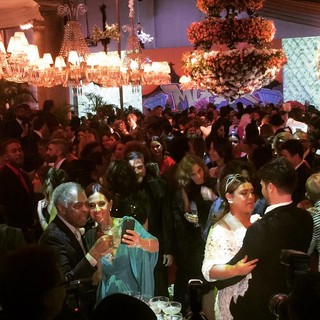 Os noivos Rodrigo Godoy e Preta Gil dançando com os convidados