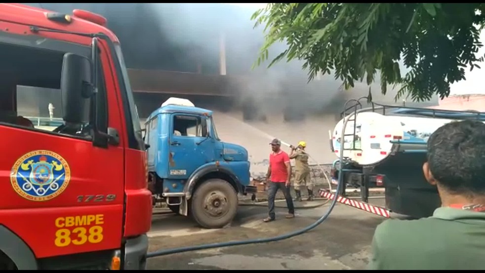 Corpo de Bombeiros tenta apagar chamas em incêndio que atingiu supermercado em Amaraji, na Zona da Mata Sul — Foto: Reprodução/WhatsApp