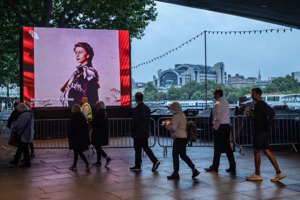 Fila para ver corpo da rainha Elizabeth II tem 5 quilômetros em