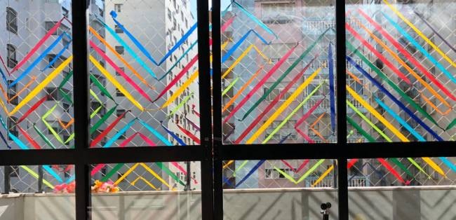 Artista transforma varanda de apartamento em São Paulo por meio de bordados coloridos (Foto:  )