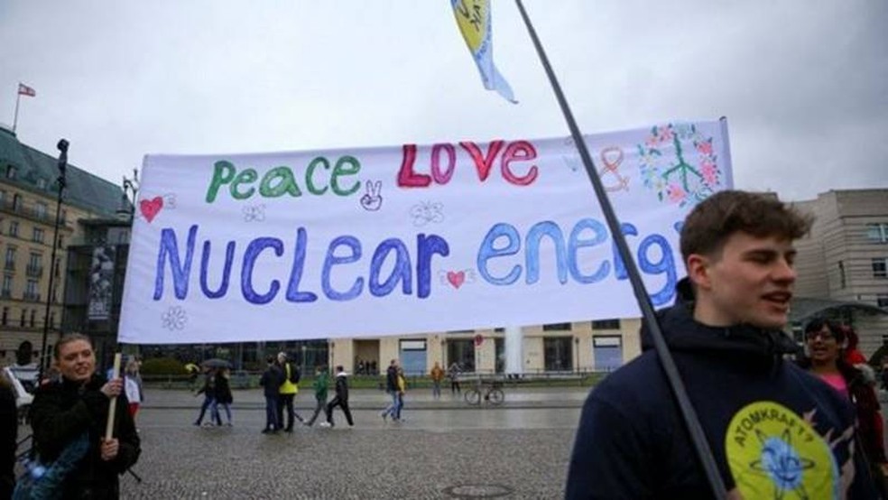 No sábado, houve mobilização em Berlim contra o fechamento das três usinas nucleares — Foto: Reuters