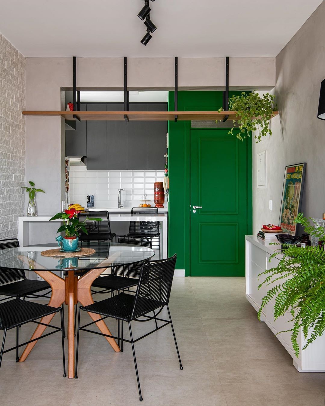 Décor do dia: sala de jantar integrada com plantas e porta colorida (Foto: Favaro Jr)