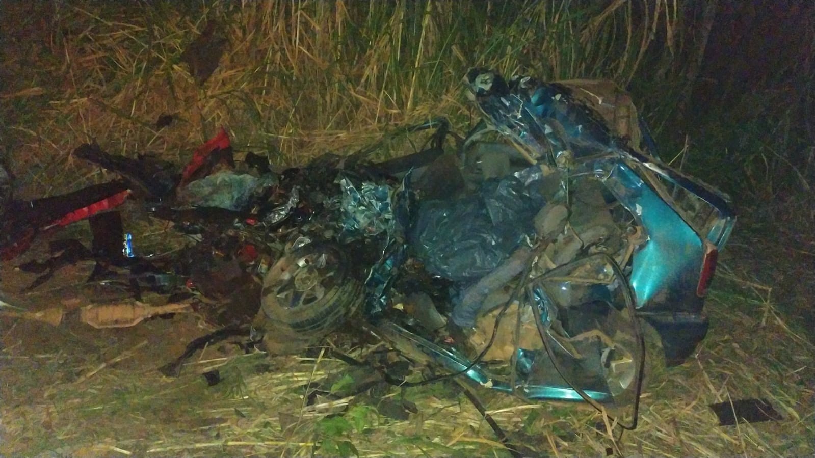Motorista e passageira de carro morrem após batida com caminhão na BR-262, em Luz