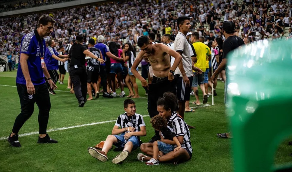 Durante a briga de torcedores houve depreda&ccedil;&atilde;o de cadeiras.  &mdash; Foto: Thiago Gadelha/Sistema Verdes Mares