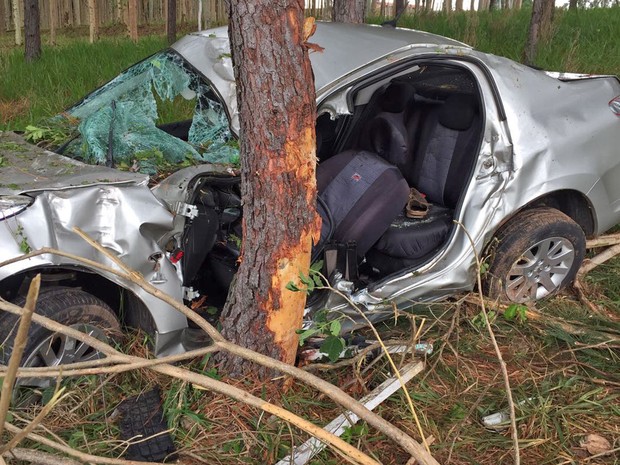 Motorista perdeu o controle da direção e bateu em uma árvore (Foto: Sandro Bittencourt/TV Fronteira)