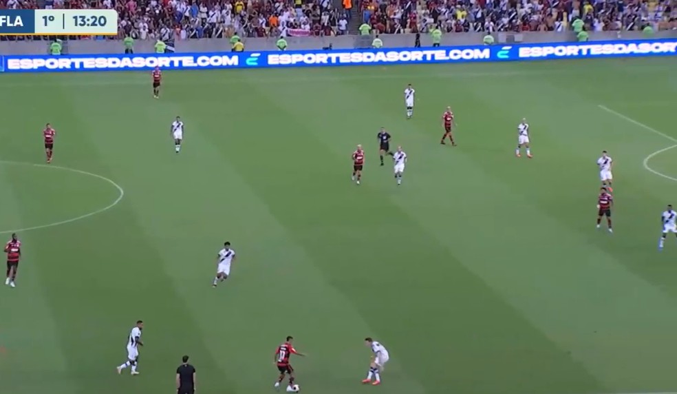 Contra o Vasco, Arrascaeta por tr�s de Gabi e Pedro � Foto: Reprodu��o/Caz� TV