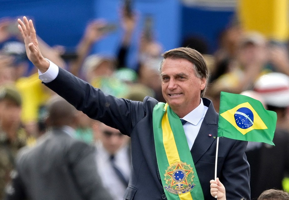 O presidente brasileiro Jair Bolsonaro acena para a multidão durante um desfile militar para marcar o 200º aniversário da independência do Brasil em Brasília, em 7 de setembro de 2022