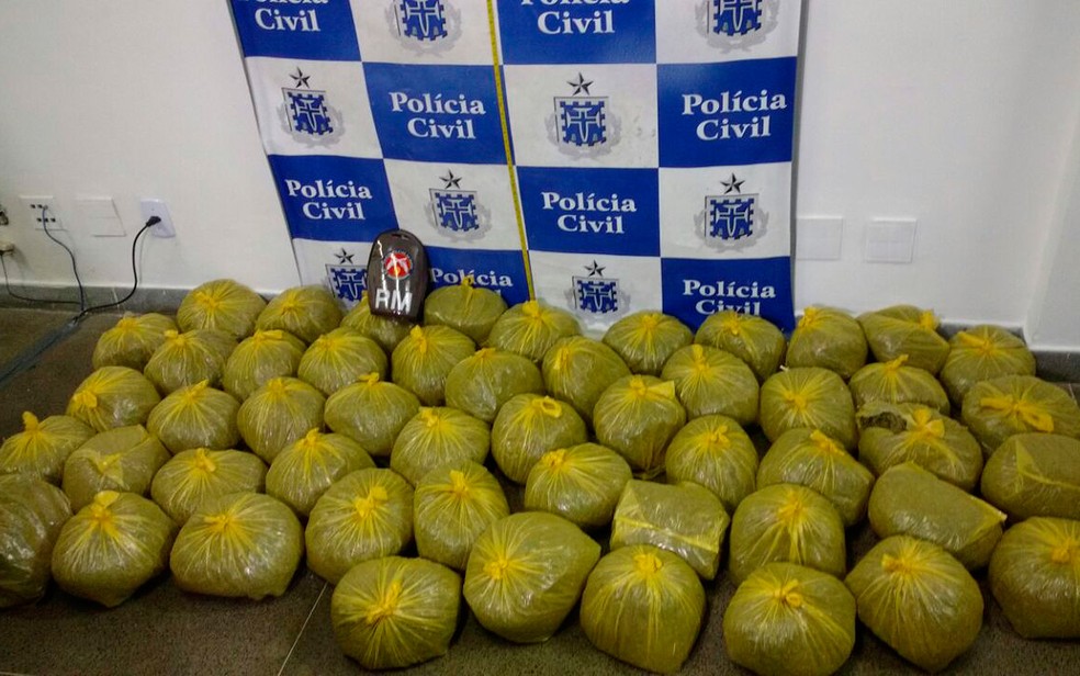Oitenta e quatro quilos de maconha foram apreendidos em uma casa na Fazenda Grande do Retiro, em Salvador (Foto: Polícia Civil/ Divulgação)