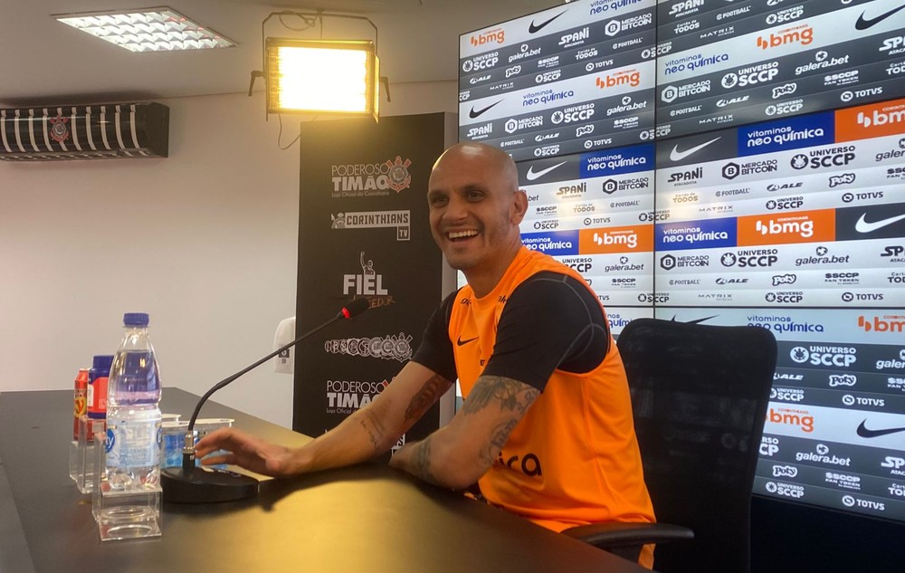 Fábio santos nega que Róger Guedes esta insatisfeito no Corinthians 