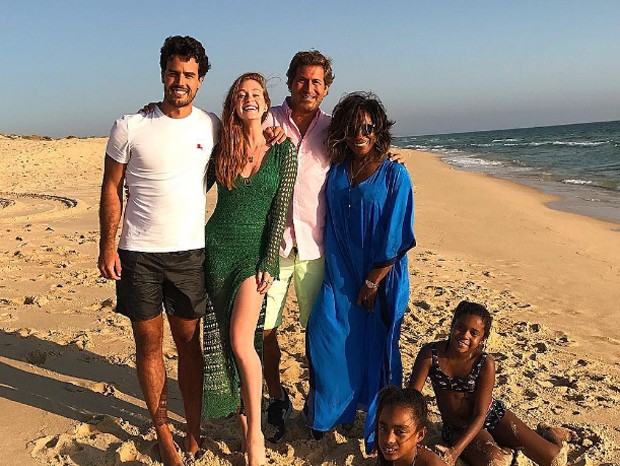 Marina Ruy Barbosa e Glória Maria curtem praia em família (Foto: Reprodução/Instagram)