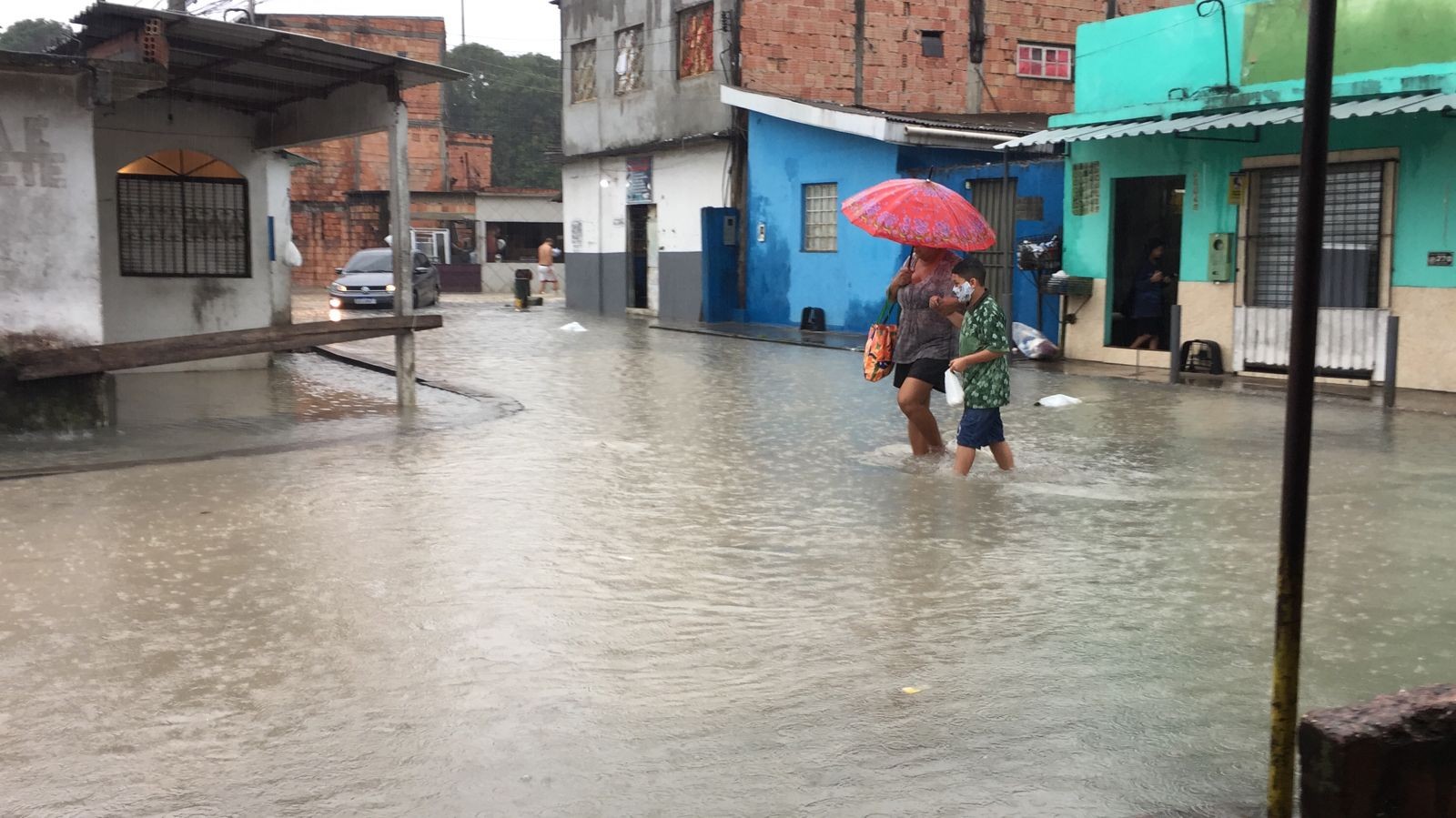 Mulher morre soterrada após ter casa atingida em deslizamento de barranco em Manaus
