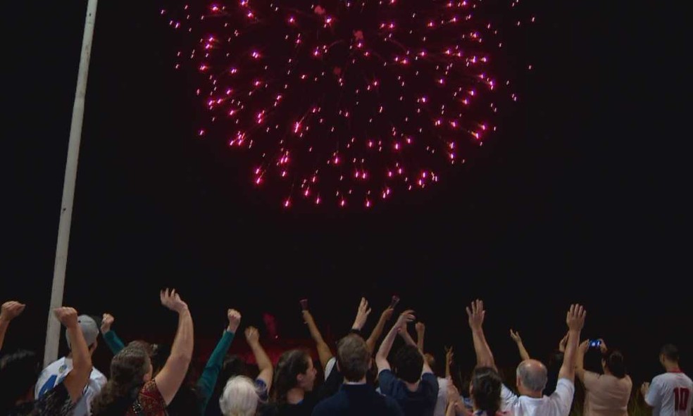 Porto Alegre teve queima de fogos na beira do Guaíba (Foto: Reprodução/RBS TV)