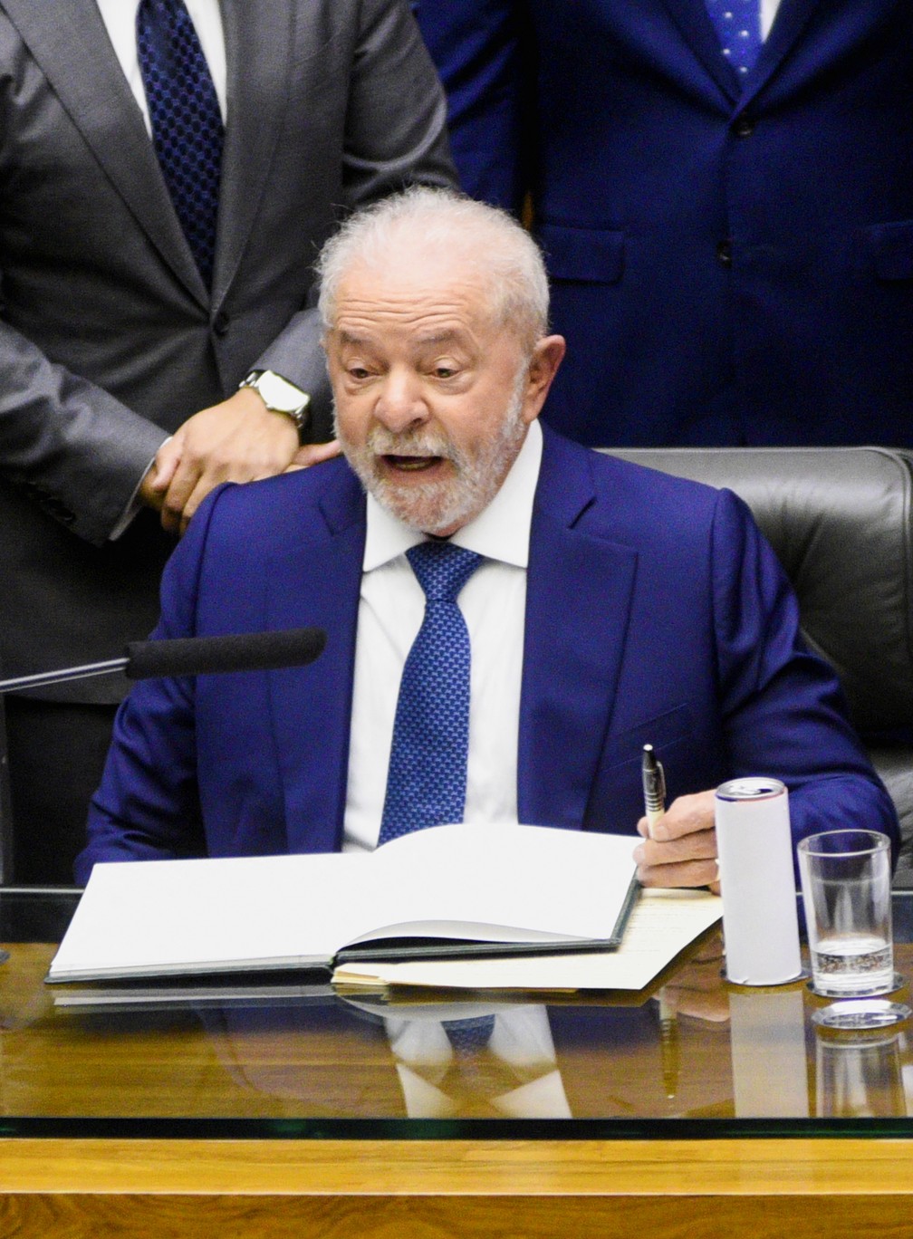 Lula assina com caneta ganhada de apoiador — Foto: Jacqueline Lisboa/Reuters