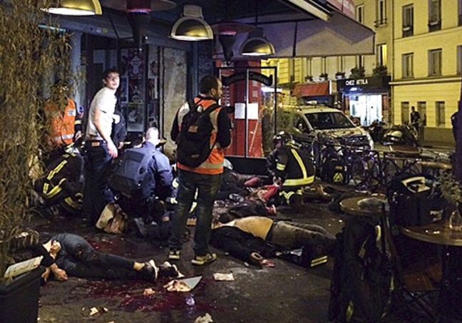 Vítimas atingidas por tiros na porta do restaurante La Bell Equipe (Foto: Anne Sophie Chaisemartin / AP)