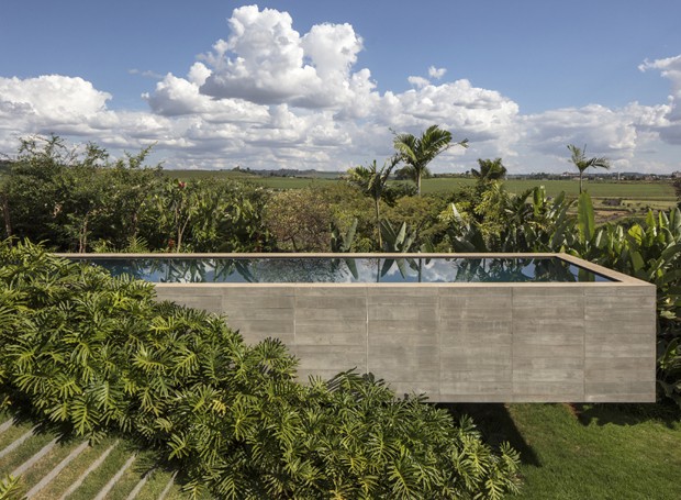 Durante a obra, a paginação do concreto da piscina precisou ser ajustada para evitar trincas no futuro (Foto: Leonardo Finotti/Divulgação)