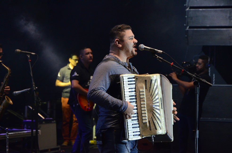 O cantor, compositor e instrumentista Fábio Carneirinho se apresenta na Expocrato 2018, na sua terra natal. (Foto: Divulgação/ Festival Expocrato 2018)