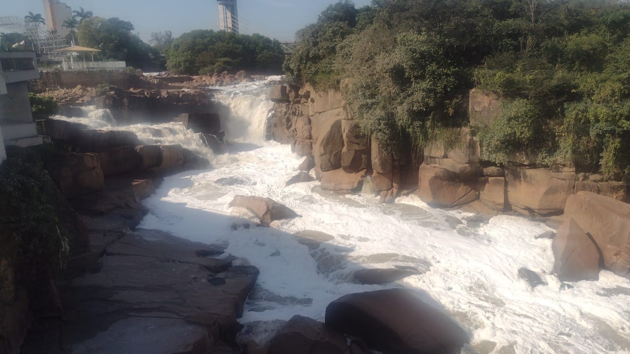 Trecho do Rio Tietê volta a ficar coberto por espuma tóxica em Salto