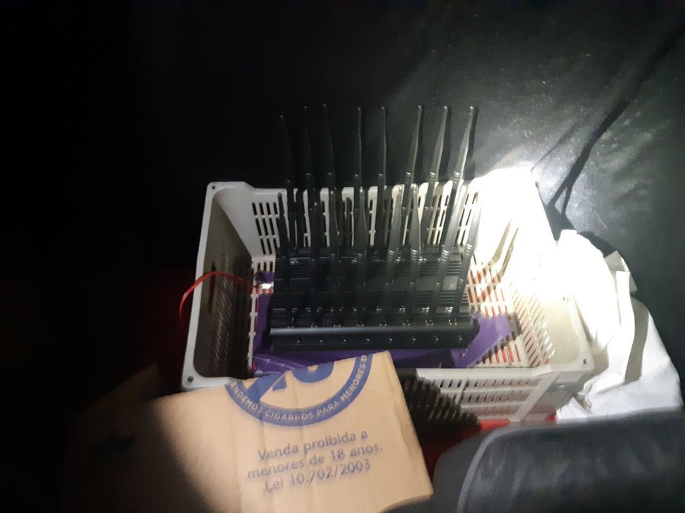 Aparelhos bloqueadores de sinais de rastreamento foram usados pelos suspeitos, de acordo com a PRF â Foto: PRF/DivulgaÃ§Ã£o