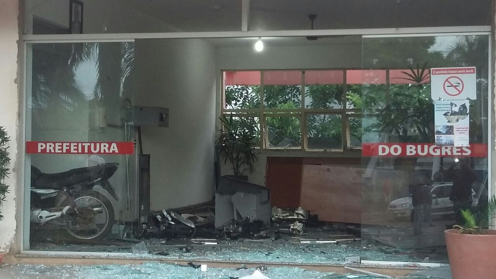Assaltantes explodiram caixa eletrônico que fica dentro da Prefeitura de Barra do Bugres (Foto: Nilson Guedes)