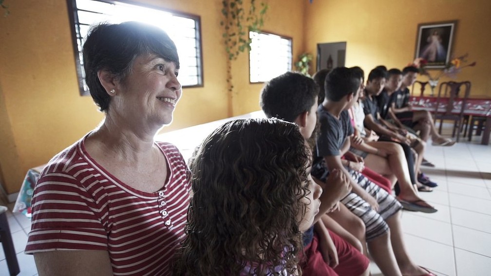 Casal adotou seis irmãos que passaram boa parte da infância em abrigos. — Foto: BBC