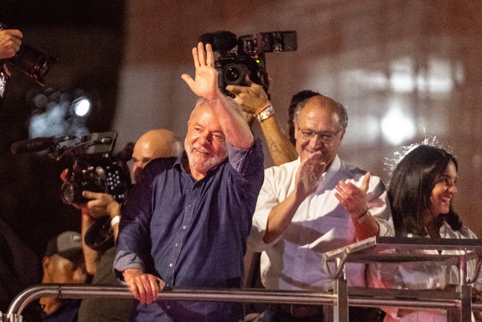Lula discursou ao lado do vice-presidente eleito, Geraldo Alckmin, na Avenida Paulista — Foto: Fábio Tito/g1