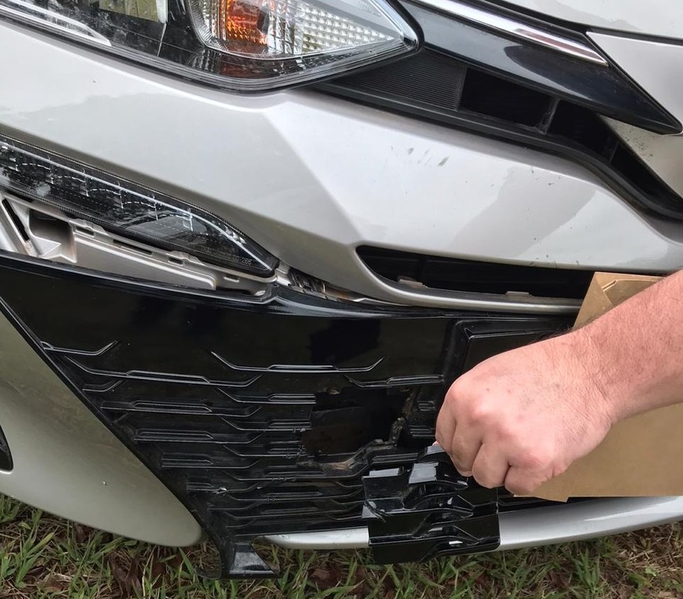 Peça do para-choque do carro suspeito encontrado na cena do atropelamento de ciclista, na Asa Norte, encaixa no veículo suspeito — Foto: PCDF/Divulgação 