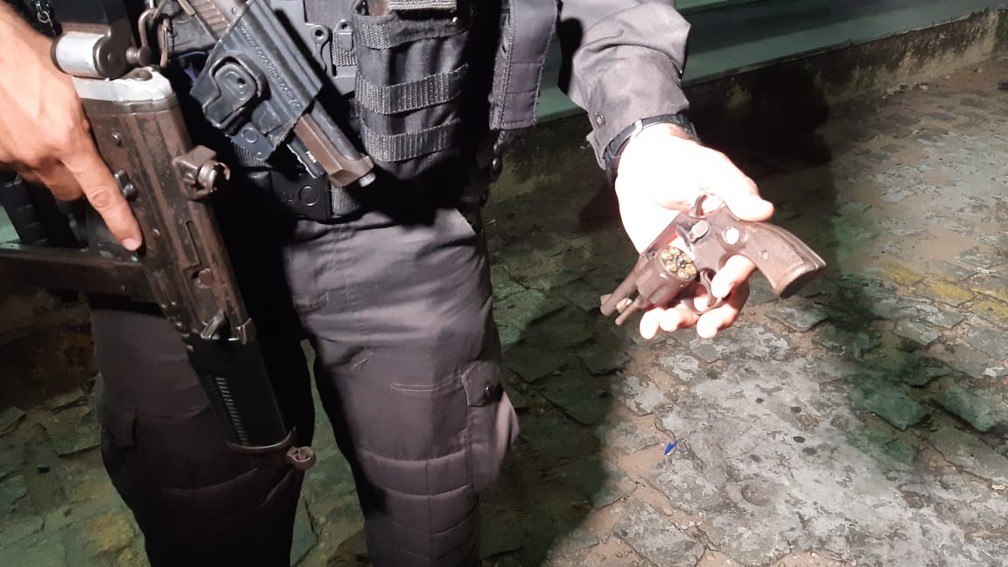 Policial militar mostra arma usada por homem para atirar contra viatura em Natal. &mdash; Foto: S&eacute;rgio Henrique Santos/Inter TV Cabugi 