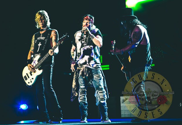 Integrantes da formação clássica do Gun N' Roses (a partir da esquerda): Duff McKagan (baixo), Axl Rose (vocal) e Slash (guitarra), em show em Washington, nos Estados Unidos, em 26 de junho de 2016 (Foto: Divulgação)
