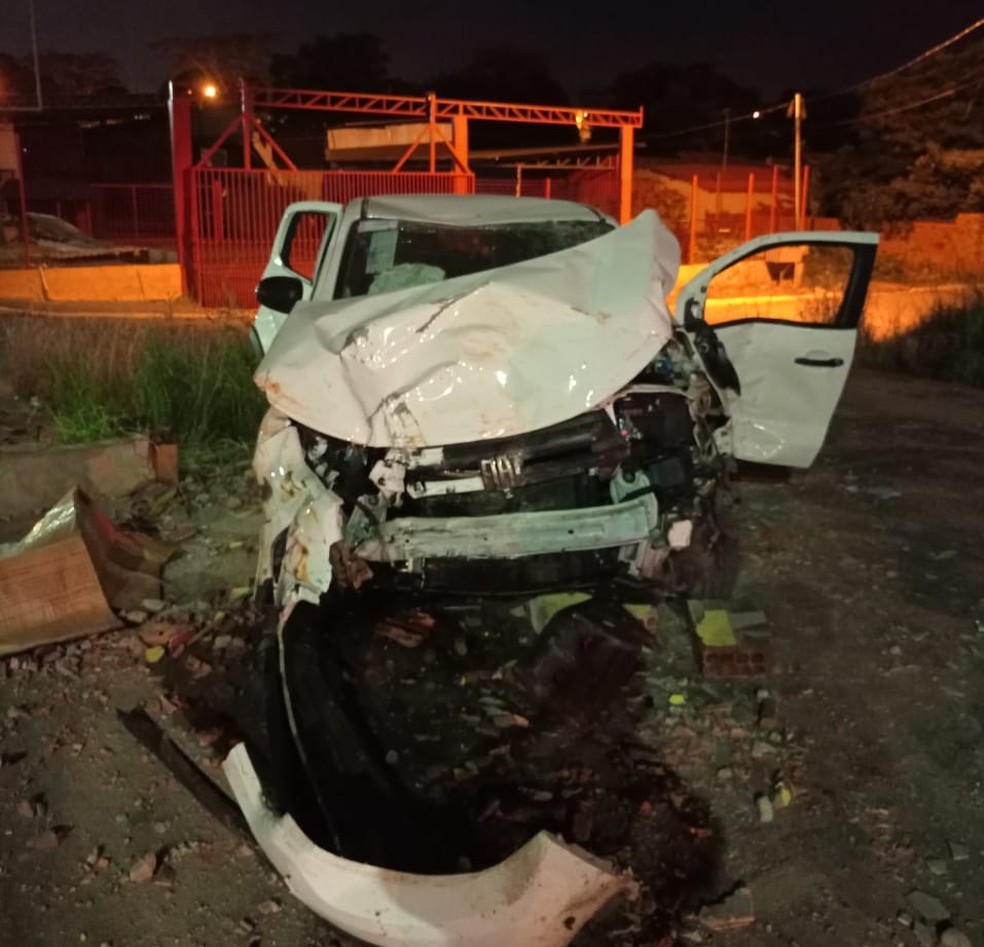 Casal estava em um carro de passeio quando sofreram o acidente — Foto: Guarda Municipal-VG