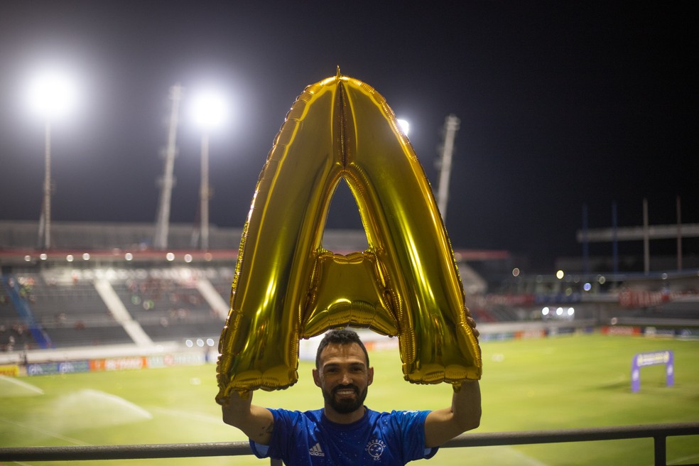 Torcedor do Cruzeiro exibe a letra 