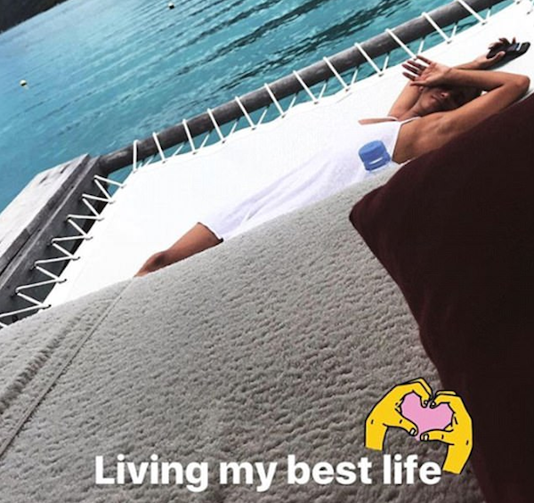A atriz Halle Berry em sua viagem a Bora Bora (Foto: Instagram)