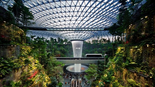 Cachoeira interna, cinema e jardim de borboletas: como é o aeroporto eleito o melhor do mundo em 2023