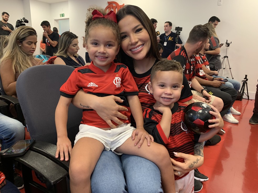 Família de Everton Cebolinha, reforço do Flamengo: Isa e os filhos Sophia e Pedro — Foto: Nathalia Movilla