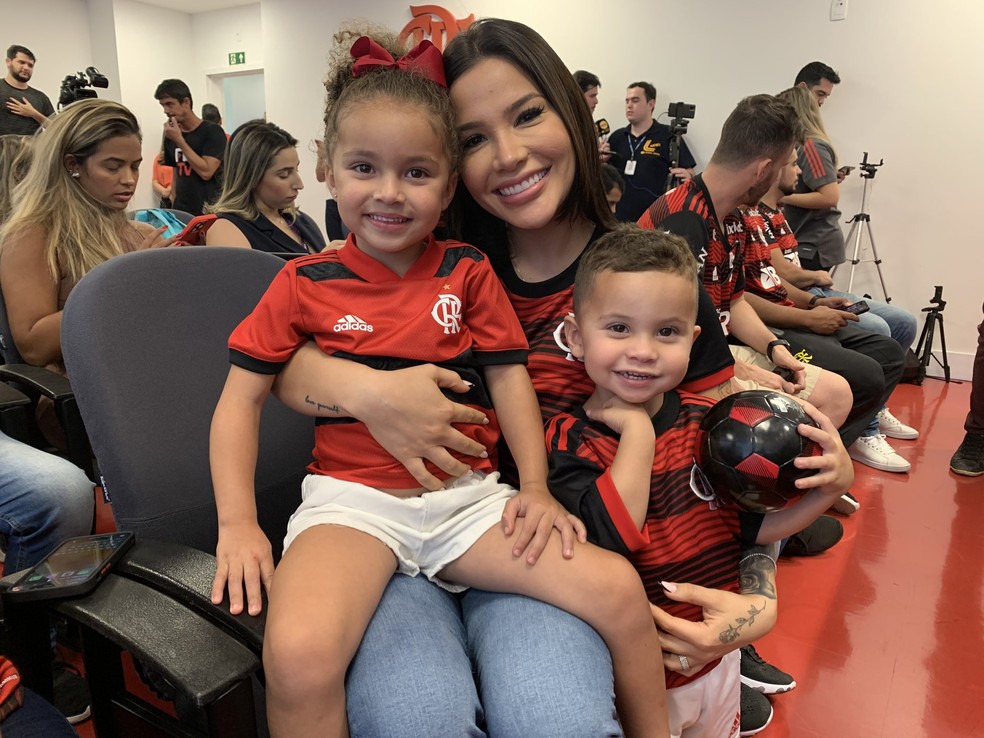 Fam&iacute;lia de Everton Cebolinha, refor&ccedil;o do Flamengo: Isa e os filhos Sophia e Pedro &mdash; Foto: Nathalia Movilla