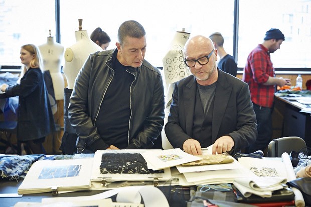 Stefano (left) and Domenico (right) look at Central Saint Martins MA work (Foto: Dolce & Gabbana)