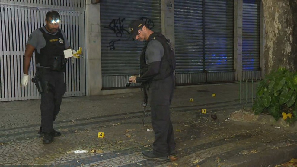 Polícia Civil fez uma perícia no local do crime na madrugada desta sexta-feira (11) — Foto: Reprodução/ TV Globo