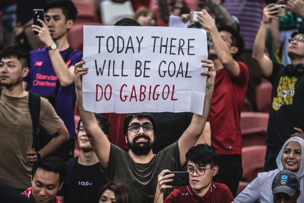 Até na Singapura, palco dos amistosos da Seleção, a plaquinha esteve presente — Foto: Pedro Martins / MowaPress
