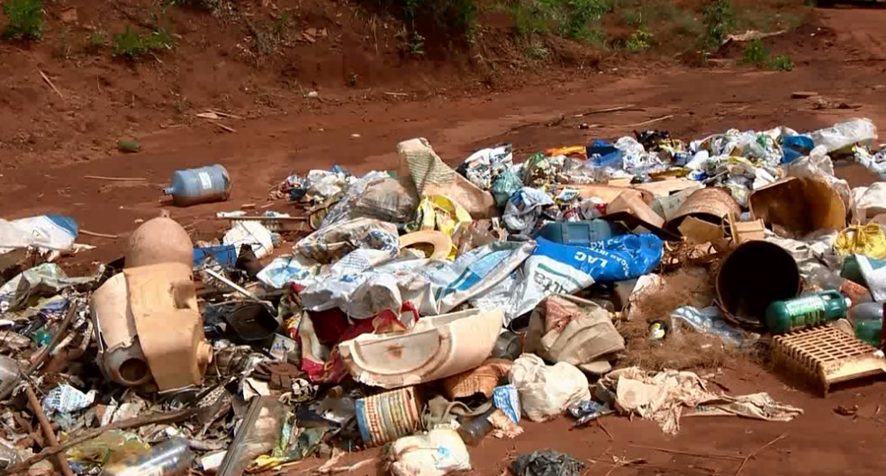 Acúmulo de lixo emItuiutaba — Foto: Reprodução/TV Integração
