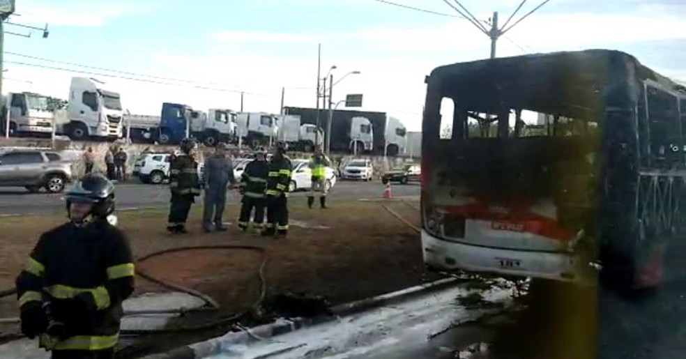 Bombeiros controlam incêndio em ônibus de Campinas — Foto: Elisângela Barbosa