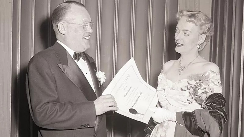 Em 1953, Sociedade Escandinava de Nova York a chamou de 'mulher do ano' (Foto: GETTY IMAGES via BBC)