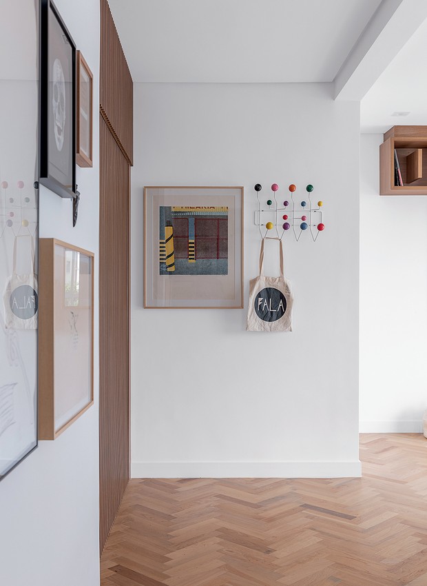 O cabideiro de parede Hang It All, de Charles e Ray Eames, cria uma espécie de hall na entrada do apartamento (Foto: Rafael Renzo / Editora Globo)