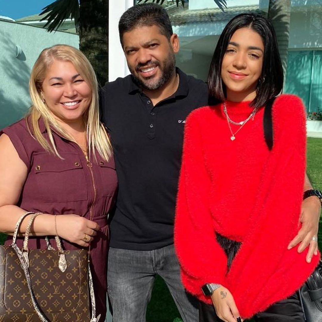 Dhiovanna Barbosa e os pais Lindalva e Valdemir (Foto: Reprodução / Instagram)